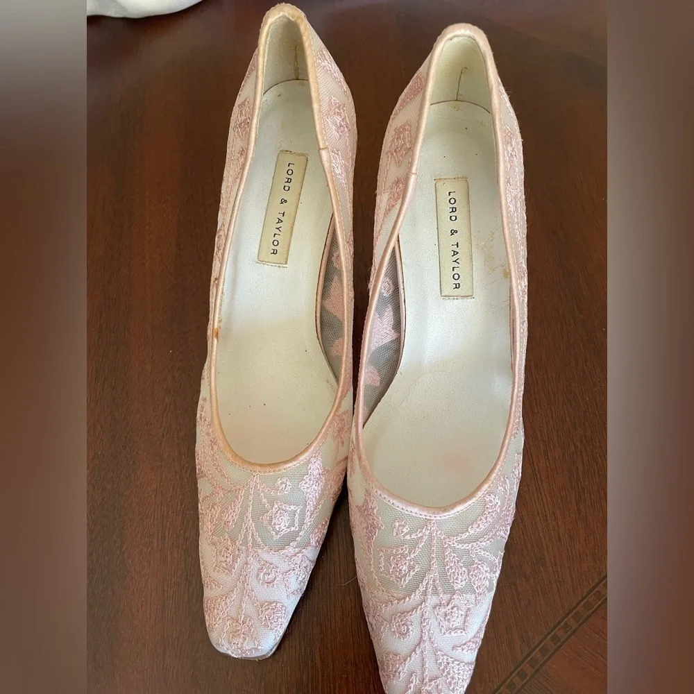 Lord & Taylor Pink Lace Women's Shoes high heel pump size 6M . Square Toe.